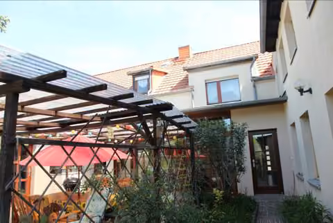 Zwangsversteigerung Einfamilienhaus in Ditfurt – Hofseitige Ansicht des Werkstattgebäudes und Innenhofbereichs.