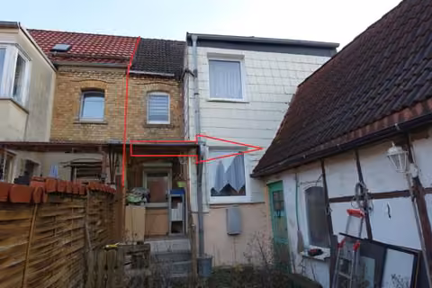 Zwangsversteigerung Doppelhaushälfte in Niedergebra – Rückwärtige Gebäudeansicht vom Innenhof.
