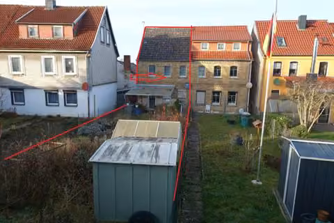 Zwangsversteigerung Doppelhaushälfte in Niedergebra – Übersicht über das Grundstück und Nebengebäude von der Halle-Kassler-Straße.