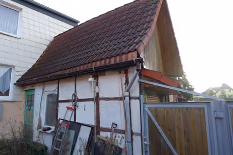 Zwangsversteigerung Doppelhaushälfte in Niedergebra – Nebengebäude in Fachwerk- und Massivbauweise im Hofbereich.