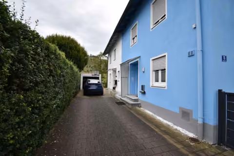 Zwangsversteigerung Doppelhaushälfte in Kinding, Enkering – Blick von der Flurstraße nach Osten auf das Gesamtgrundstück und die Doppelhaushälfte.