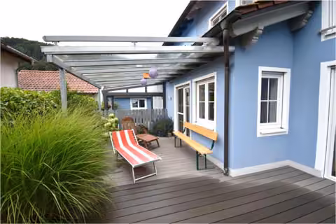 Zwangsversteigerung Doppelhaushälfte in Kinding, Enkering – Überdachte Terrasse an der Südseite mit WPC-Dielen und Glaspergola.