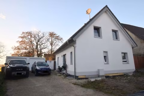 Zwangsversteigerung Einfamilienhaus in Mönchsroth, Hasselbach – Vorderansicht des Einfamilienhauses mit Hofbereich und Zufahrt.