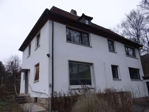 Zwangsversteigerung Einfamilienhaus in Küps, Theisenort – Vorderansicht des freistehenden Einfamilienhauses mit Hauseingang