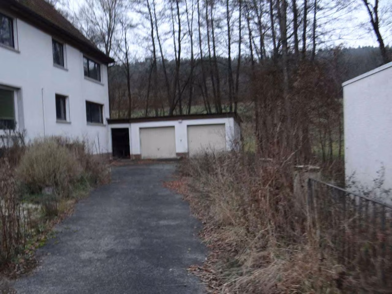 Zwangsversteigerung Einfamilienhaus in Küps, Theisenort – Zufahrt und Süd-West-Ansicht des Garagengebäudes