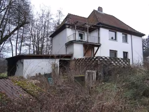 Zwangsversteigerung Einfamilienhaus in Küps, Theisenort – Nord-West-Ansicht mit Dachterrasse und Gartenbereich