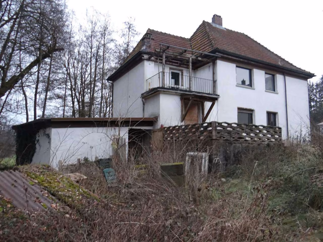 Zwangsversteigerung Einfamilienhaus in Küps, Theisenort – Nord-West-Ansicht mit Dachterrasse und Gartenbereich