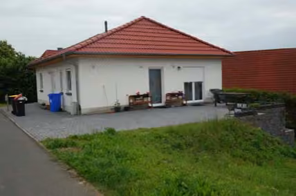 Zwangsversteigerung Einfamilienhaus in Adelebsen – Straßenseitige Außenansicht des freistehenden Einfamilienhauses aus dem Baujahr 2019.