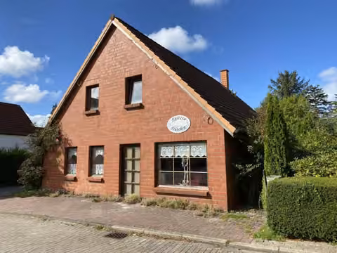 Zwangsversteigerung Einfamilienhaus in Wittmund – Vorderansicht des Wohnhauses an der Mühlenstraße.