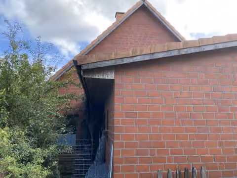Zwangsversteigerung Einfamilienhaus in Wittmund – Rückwärtige Ansicht des Wohnhauses.