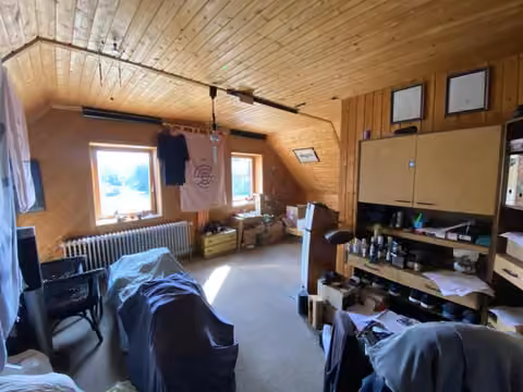 Zwangsversteigerung Einfamilienhaus in Wittmund – Großes Zimmer im ausgebauten Dachgeschoss.