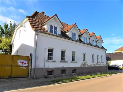 Zwangsversteigerung Mehrfamilienhaus in Südliches Anhalt, Weißandt-Gölzau – Straßenansicht des freistehenden Mehrfamilienhauses.