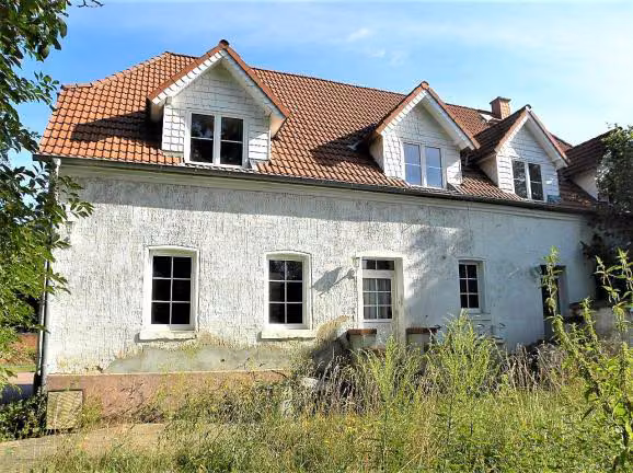 Zwangsversteigerung Mehrfamilienhaus in Südliches Anhalt, Weißandt-Gölzau – Hinteransicht des Mehrfamilienhauses mit den Hauseingängen.