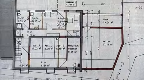 Zwangsversteigerung Mehrfamilienhaus in Stuttgart, Botnang – Grundriss des Untergeschosses und des Erdgeschosses mit Anmerkungen zu Abweichungen.