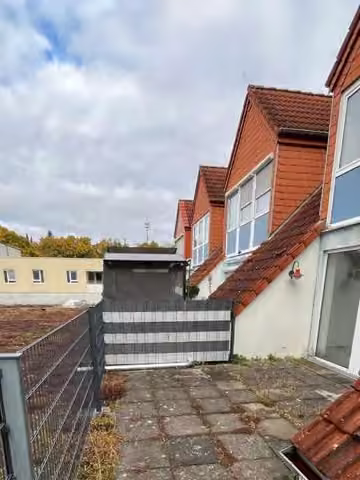 Zwangsversteigerung Eigentumswohnung in Schotten – Nordostseite mit Terrasse der Wohnung Nr. 6.
