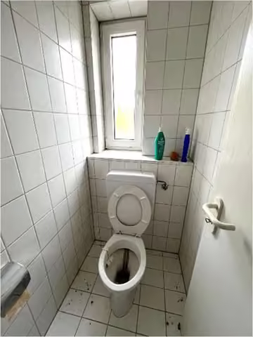Zwangsversteigerung Eigentumswohnung in Schotten – Wohn- und Essbereich im 1. Obergeschoss mit Zugang zur Terrasse.