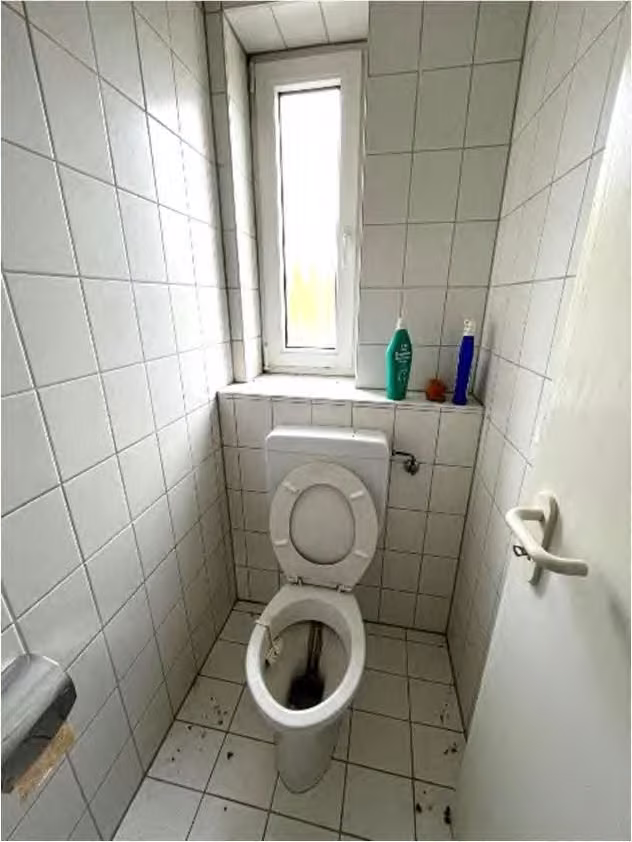 Zwangsversteigerung Eigentumswohnung in Schotten – Wohn- und Essbereich im 1. Obergeschoss mit Zugang zur Terrasse.