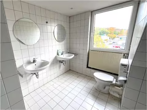 Zwangsversteigerung Eigentumswohnung in Schotten – Badezimmer im 2. Obergeschoss mit Badewanne unter der Schräge und Dusche.