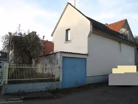 Zwangsversteigerung Doppelhaushälfte in Büdingen, Düdelsheim – Straßenansicht der Garage Flurstück 646 mit angrenzendem Wohnhaus.
