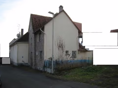 Zwangsversteigerung Doppelhaushälfte in Büdingen, Düdelsheim – Rückansicht des Wohnhauses und der Nebengebäude.