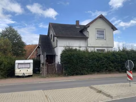 Zwangsversteigerung Wohn-/Geschäftshaus in Dassel – Außenansicht des Wohngebäudes von Westen mit Straßenfront.