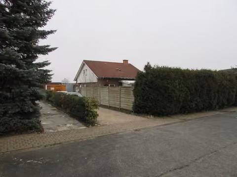 Zwangsversteigerung Einfamilienhaus in Goch, Pfalzdorf – Straßenansicht der Immobilie im Wendehammer der Fichtenstraße.