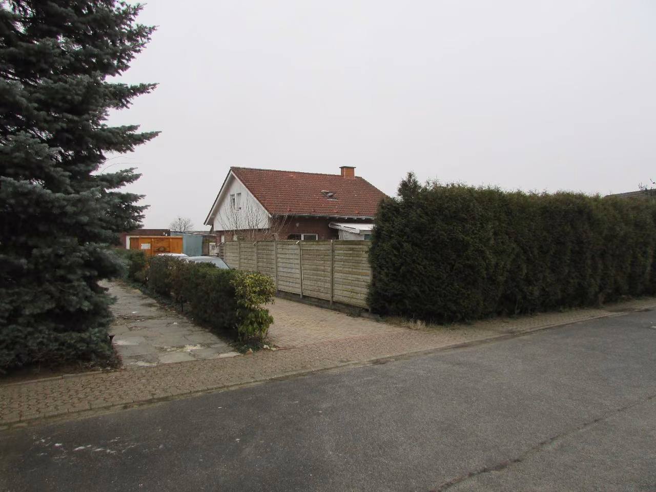 Zwangsversteigerung Einfamilienhaus in Goch, Pfalzdorf – Straßenansicht der Immobilie im Wendehammer der Fichtenstraße.