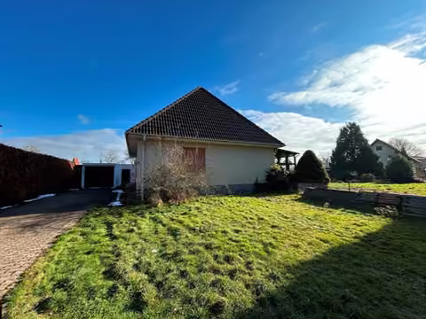 Zwangsversteigerung Einfamilienhaus in Minden, Todtenhausen – Westansicht des Einfamilienhauses mit Garage und Gartenbereich von der Straße aus.