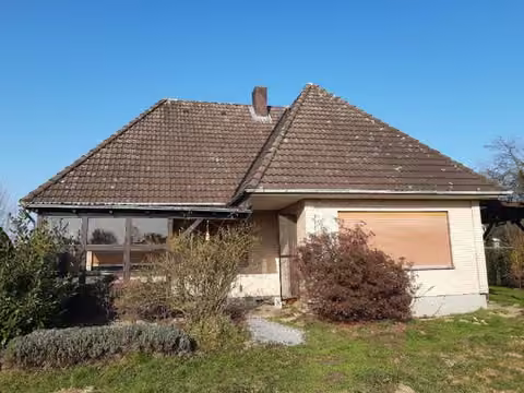 Zwangsversteigerung Einfamilienhaus in Minden, Todtenhausen – Südwestansicht der Gartenseite mit überdachter Terrasse.