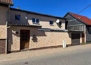 Zwangsversteigerung Einfamilienhaus in Ohrdruf, Wölfis – Straßenansicht mit Kennzeichnung der asbesthaltigen Pultdächer
