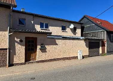 Zwangsversteigerung Einfamilienhaus in Ohrdruf, Wölfis – Straßenansicht mit Kennzeichnung der asbesthaltigen Pultdächer