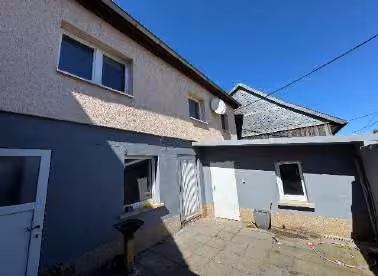 Zwangsversteigerung Einfamilienhaus in Ohrdruf, Wölfis – Blick in den befestigten Innenhof mit Zufahrt zur Garage