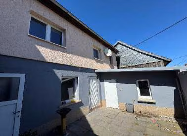 Zwangsversteigerung Einfamilienhaus in Ohrdruf, Wölfis – Blick in den befestigten Innenhof mit Zufahrt zur Garage
