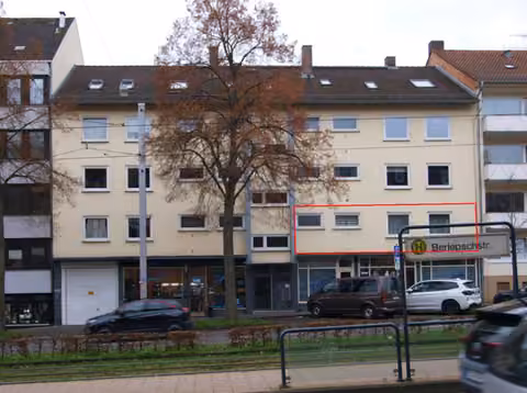 Zwangsversteigerung Eigentumswohnung in Kassel, Wehlheiden – Straßenansicht des Wohn- und Geschäftshauses von der Wilhelmshöher Allee nach Süden.