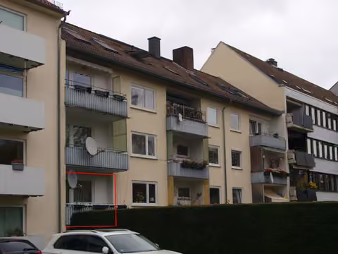 Zwangsversteigerung Eigentumswohnung in Kassel, Wehlheiden – Rückansicht des Gebäudes vom Hinterhof mit den Balkonen im 1. Obergeschoss.