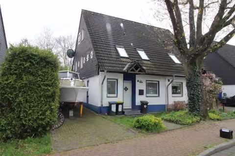 Zwangsversteigerung Doppelhaushälfte in Recklinghausen, Paulusviertel – Vorderansicht der Doppelhaushälfte mit Eingangsbereich und Garage