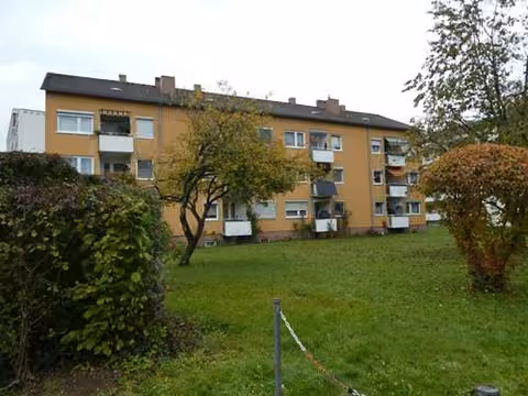 Zwangsversteigerung Eigentumswohnung in Geretsried, Gartenberg – Südostansicht des Wohngebäudes Martin-Luther-Weg 1 und 3 mit Markierung der Wohnung.