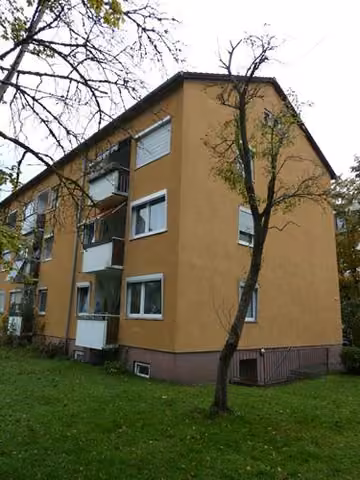 Zwangsversteigerung Eigentumswohnung in Geretsried, Gartenberg – Detailansicht der Gebäudeecke mit Loggia der gegenständlichen Einheit im 1. OG.
