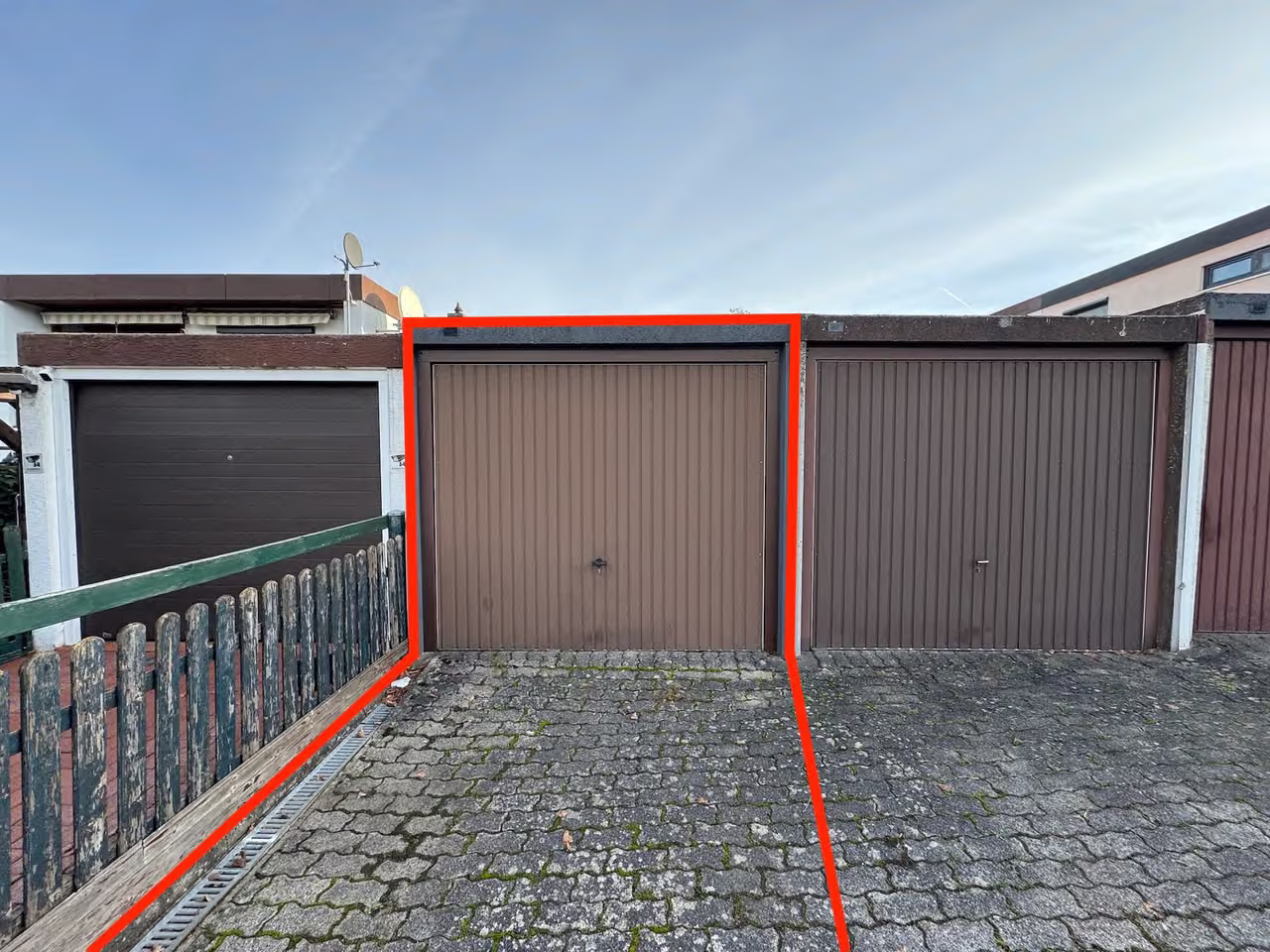 Zwangsversteigerung Reihenhaus in Calden – Zugehörige Garage auf Flurstück 112/65 (rot umrandet).