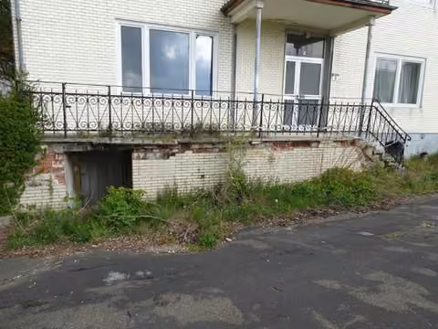Zwangsversteigerung Wohn-/Geschäftshaus in Einbeck, Naensen – Abgängige Treppenanlage und Terrasse vor dem Eingang