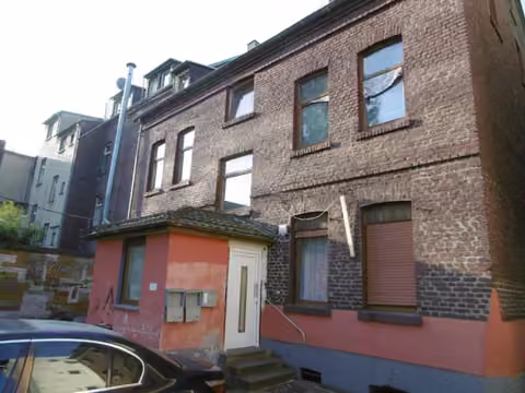 Zwangsversteigerung Eigentumswohnung in Herne, Röhlinghausen – Straßenseitige Vorderansicht des zweigeschossigen Wohnhauses Westfalenstraße 25.