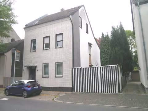 Zwangsversteigerung Zweifamilienhaus in Düsseldorf, Hassels – Straßenansicht des freistehenden Zweifamilienhauses Süllenstraße 36