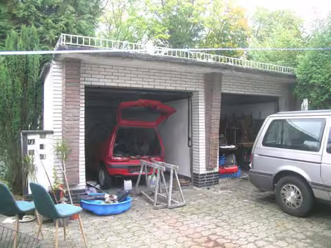 Zwangsversteigerung Zweifamilienhaus in Düsseldorf, Hassels – Doppelgarage im rückwärtigen Grundstücksbereich