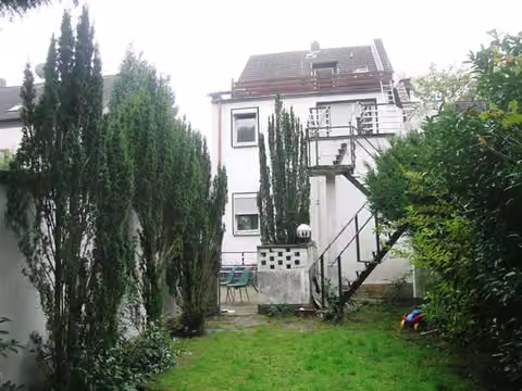 Zwangsversteigerung Zweifamilienhaus in Düsseldorf, Hassels – Rückwärtige Gartenansicht mit Treppenaufgang