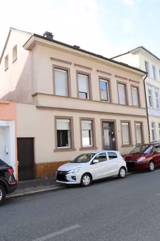 Zwangsversteigerung Mehrfamilienhaus in Iserlohn, Iserlohn-Mitte – Straßenfassade des Mehrfamilienhauses Grüner Weg 11 in Iserlohn.