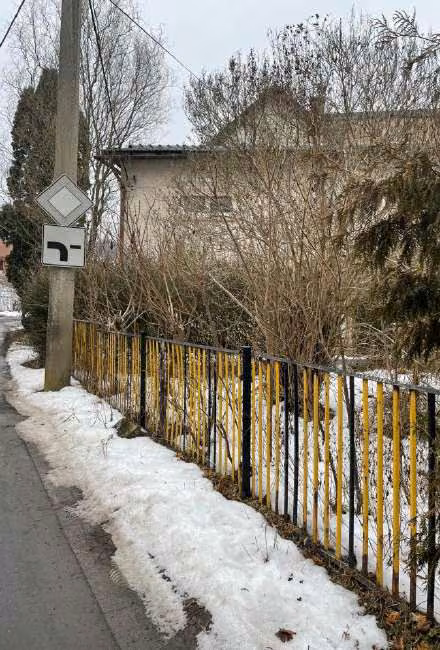 Zwangsversteigerung Doppelhaushälfte in Föritztal, Föritz – Außenansicht des Grundstücks von der Schulstraße mit Einfriedung
