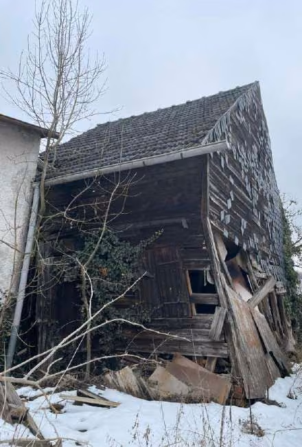 Zwangsversteigerung Doppelhaushälfte in Föritztal, Föritz – Außenansicht der baufälligen Scheune