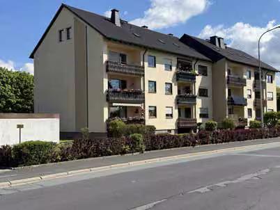 Zwangsversteigerung Eigentumswohnung in Selb – Straßenansicht des Wohnblocks Richtung Norden mit Balkonen