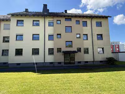 Zwangsversteigerung Eigentumswohnung in Selb – Ansicht der Gartenseite Richtung Süden mit Hauseingängen
