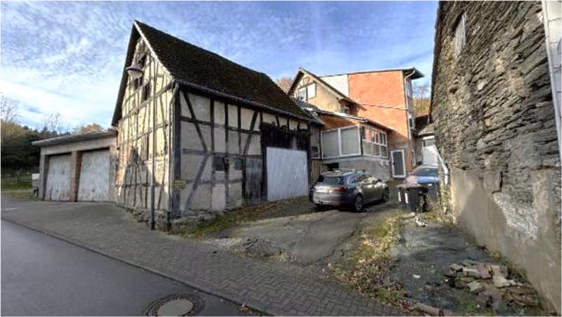 Zwangsversteigerung Einfamilienhaus in Schmitten, Arnoldshain – Ansicht der Fachwerkscheune und Nebengebäude von der Straßenseite.